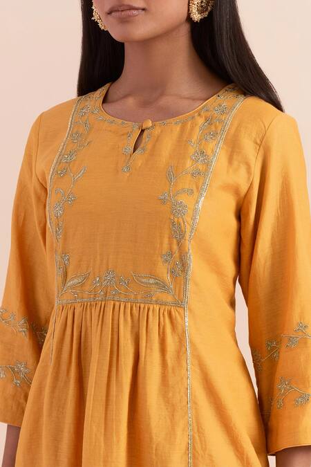 Priya Chaudhary_Yellow Chanderi Silk Embroidery Keyhole Neck Floral Kurta Set _at_Aza_Fashions