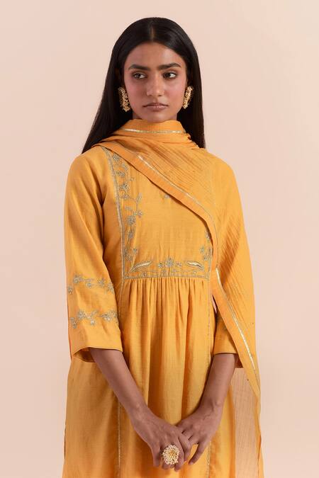 Shop_Priya Chaudhary_Yellow Chanderi Silk Embroidery Keyhole Neck Floral Kurta Set 