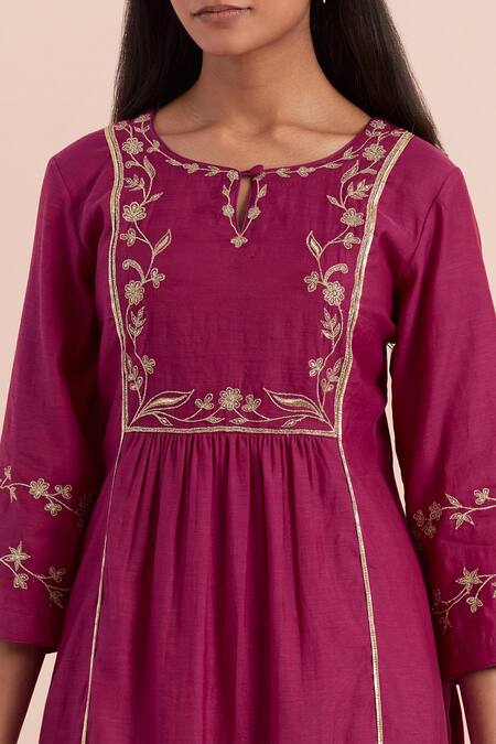 Priya Chaudhary_Pink Chanderi Silk Embroidery Keyhole Neck Floral Veil Kurta Pant Set _at_Aza_Fashions