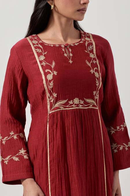 Buy_Priya Chaudhary_Red Chanderi Silk Embroidery Keyhole Neck Floral Veil Kurta Set 