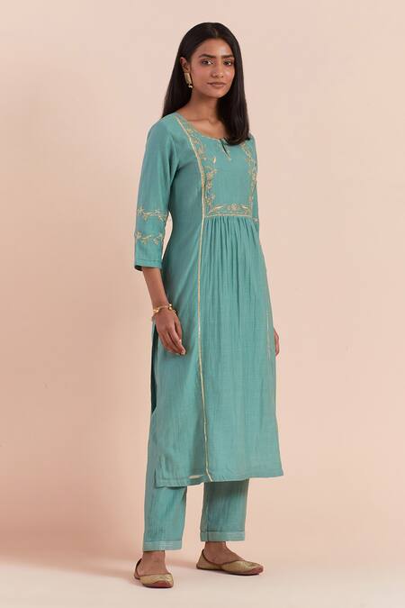 Priya Chaudhary_Blue Chanderi Silk Embroidery Keyhole Neck Flower Veil Kurta And Pant Set _Online_at_Aza_Fashions