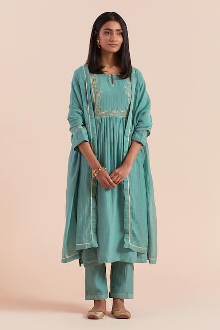 Priya Chaudhary Blue Chanderi Silk Embroidered Flower Veil Key Hole Kurta Set 