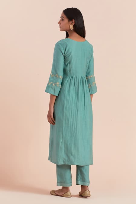 Shop Priya Chaudhary Blue Chanderi Silk Embroidery Keyhole Neck Flower Veil Kurta Set at Aza Fashions Shop_Priya Chaudhary_Blue Chanderi Silk Embroidery Keyhole Neck Flower Veil Kurta Set _at_Aza_Fashions
