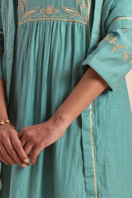 Buy Priya Chaudhary Blue Chanderi Silk Embroidery Keyhole Neck Flower Veil Kurta Set Buy_Priya Chaudhary_Blue Chanderi Silk Embroidery Keyhole Neck Flower Veil Kurta Set