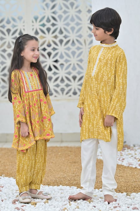 The Plum Bum_Green Muslin Embroidery Leaf Print Kurta _Online_at_Aza_Fashions