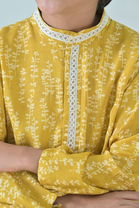Shop_The Plum Bum_Green Muslin Embroidery Leaf Print Kurta _Online_at_Aza_Fashions