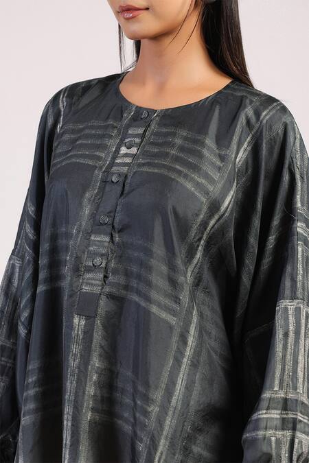 Swati Vijaivargie_Black Silk Geometric Round Pattern Kaftan _at_Aza_Fashions