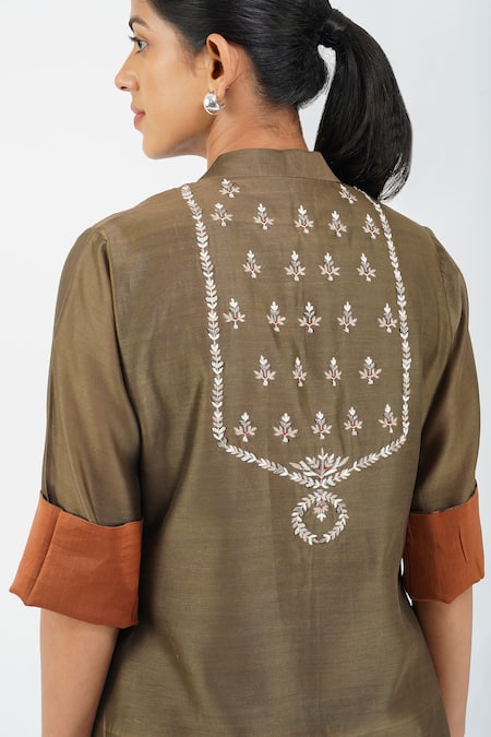 Diva By Sangeeta Ranka_Green Chanderi, Muslin Embroidery Mandarin Collar Floral Vine Kurta Trouser Set _Online_at_Aza_Fashions