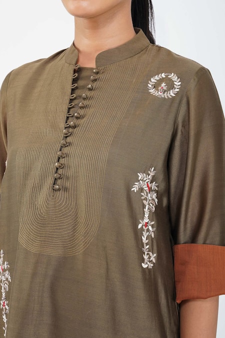 Shop_Diva By Sangeeta Ranka_Green Chanderi, Muslin Embroidery Mandarin Collar Floral Vine Kurta Trouser Set _Online_at_Aza_Fashions