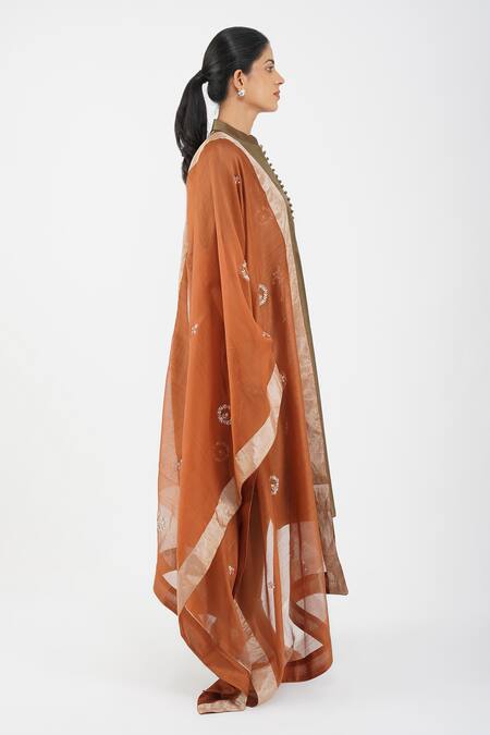 Diva By Sangeeta Ranka_Green Chanderi, Muslin Embroidery Mandarin Collar Floral Vine Kurta Trouser Set _at_Aza_Fashions