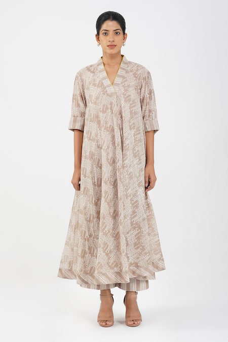 Diva By Sangeeta Ranka_Beige Chanderi, Linen Embroidery V-neck Abstract Print Kurta Trouser Set _Online_at_Aza_Fashions