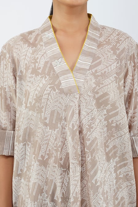 Buy_Diva By Sangeeta Ranka_Beige Chanderi, Linen Embroidery V-neck Abstract Print Kurta Trouser Set _Online_at_Aza_Fashions