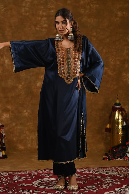 Ekavira Zahra Embroidered Placket Kurta Pant Set 