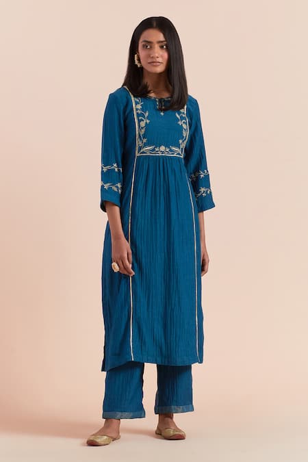 Priya Chaudhary Blue Chanderi Silk Embroidered Floral Key Hole Straight Kurta With Pant 