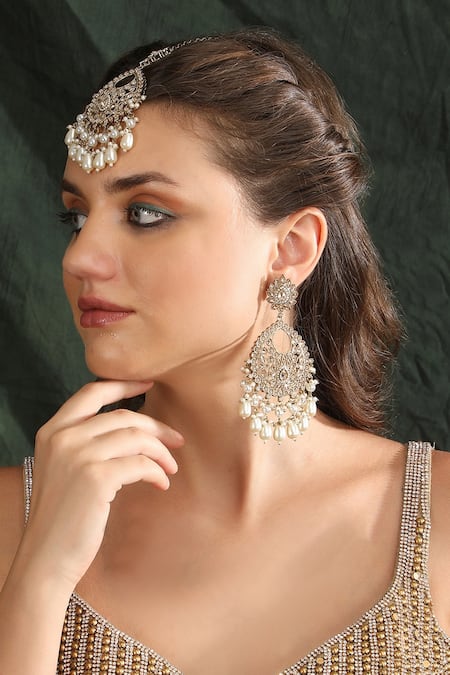 Auraa Trends Kundan Studded Chandbali Earrings With Maangtikka 