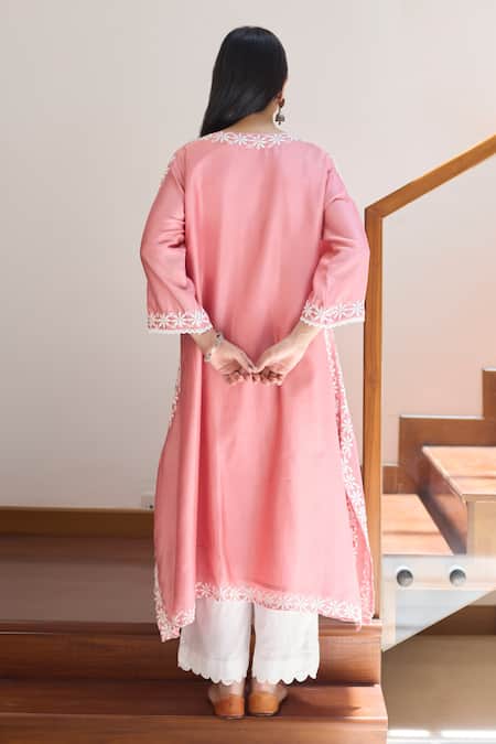 Vasstram Chikankari Flower Embroidered Kurta 