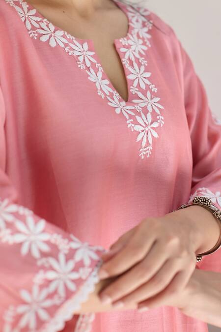 Buy_Vasstram_Pink Chanderi Lace Keyhole Neck Chikankari Flower Embroidered Kurta