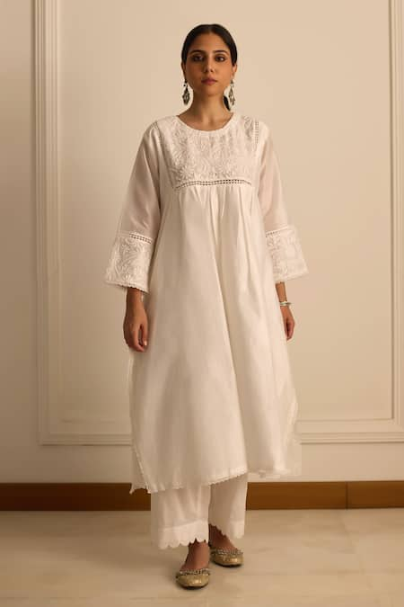 Vasstram Chikankari Floral Yoke Embroidered Kurta 