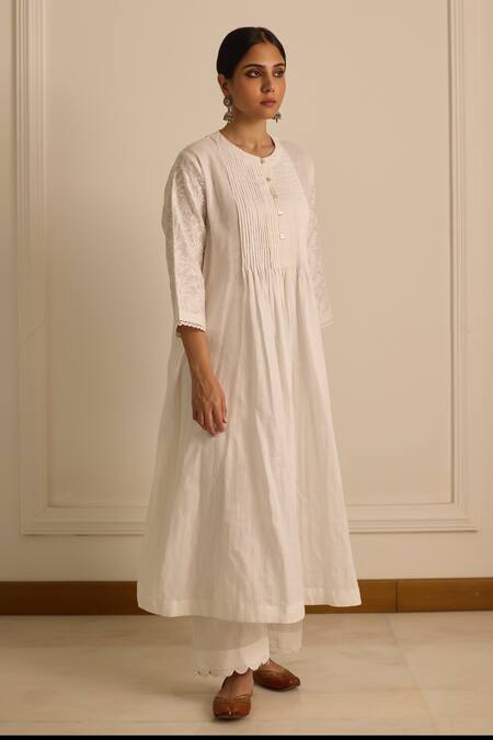 Buy_Vasstram_White Cotton Embroidery Round Neck Chikankari Sleeve Kurta_Online_at_Aza_Fashions