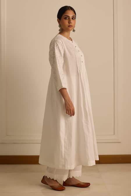 Shop_Vasstram_White Cotton Embroidery Round Neck Chikankari Sleeve Kurta_Online_at_Aza_Fashions