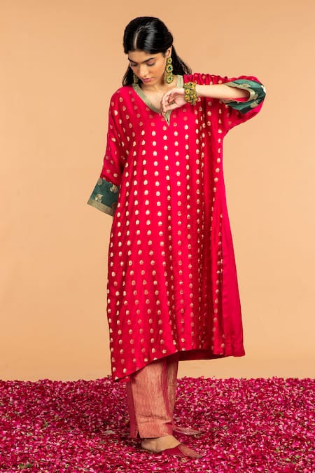Vasstram_Magenta Cotton Zari V-neck Mubarak Floral Embroidered Kaftan _Online_at_Aza_Fashions