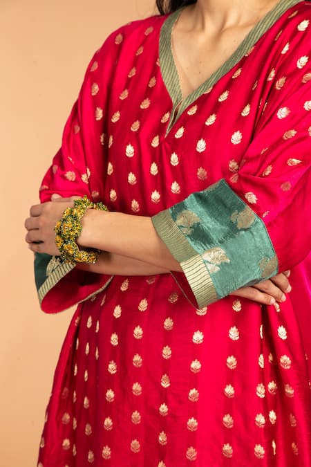 Buy_Vasstram_Magenta Cotton Zari V-neck Mubarak Floral Embroidered Kaftan _Online_at_Aza_Fashions
