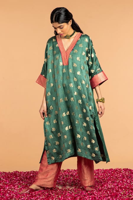 Vasstram Green Buti Mashru Embroidery Gulab V-neck Hara Kaftan 