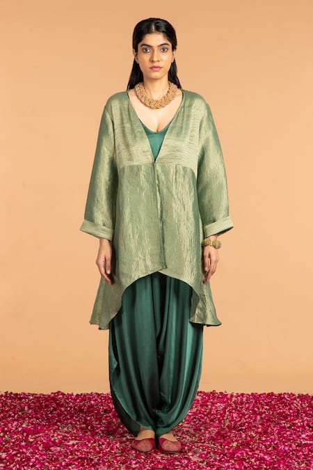 Vasstram Sunehri Zari Embroidered Asymmetric Cape 