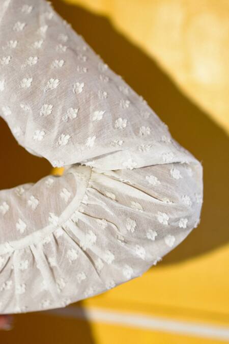 Zwaan Ivory Jacquard, Linen V-neck Ecru Jamdani Asymmetric Top Online at Aza Fashions Zwaan_Ivory Jacquard, Linen V-neck Ecru Jamdani Asymmetric Top _Online_at_Aza_Fashions