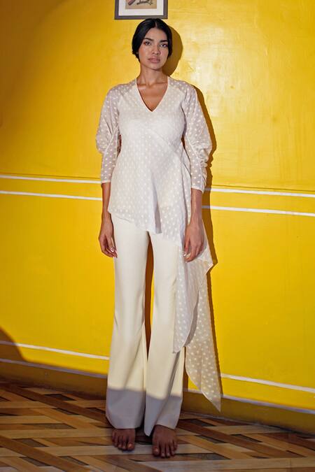 Buy Zwaan Ivory Jacquard, Linen V-neck Ecru Jamdani Asymmetric Top Online at Aza Fashions Buy_Zwaan_Ivory Jacquard, Linen V-neck Ecru Jamdani Asymmetric Top _Online_at_Aza_Fashions