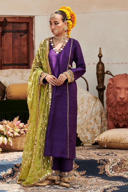 Itrh Arghwani Embellished Kurta Set With Contrast Dupatta 