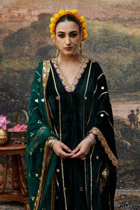 Buy_Itrh_Green Velvet Gota Patti, Sequins V-neck Azal Makhmali Work Kaftan _Online_at_Aza_Fashions