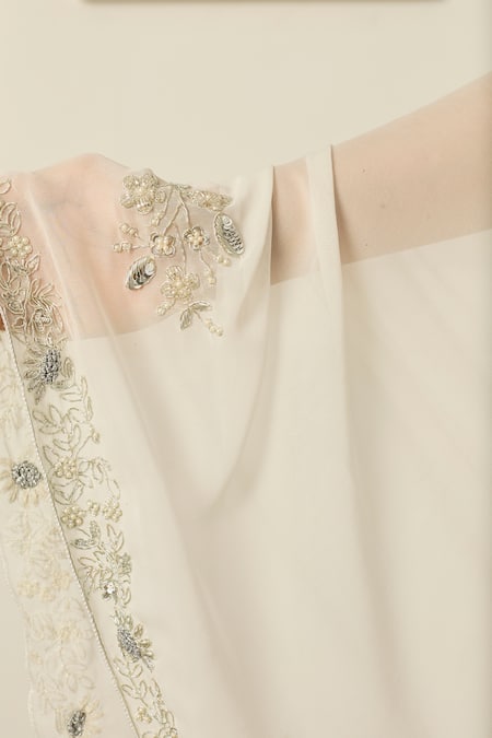 Peeli Dori_White Georgette Embroidery Sweetheart Neck Meenakshi Border Saree With Blouse _at_Aza_Fashions