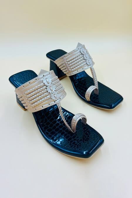 Shiveen Shiveen Brown Textured Kolhapuri Sandals Online at Aza Fashions Shiveen Shiveen_Brown Textured Kolhapuri Sandals _Online_at_Aza_Fashions
