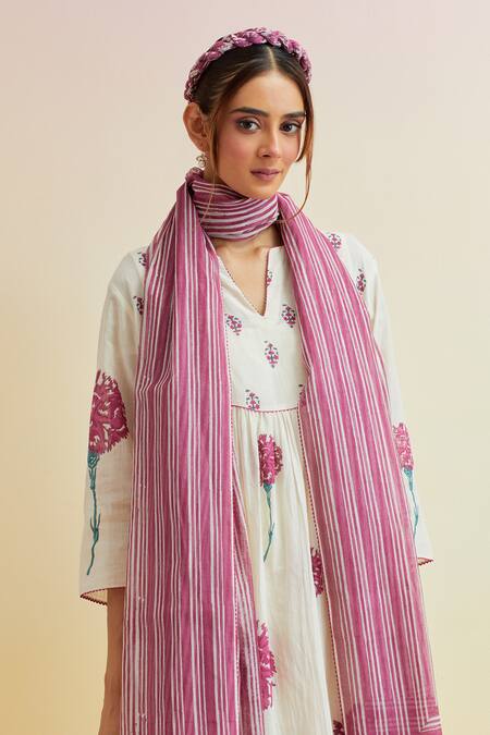 Buy_Upavita_Off White , Satin Carnation Flower Print Gathered Kurta And Pant Set 