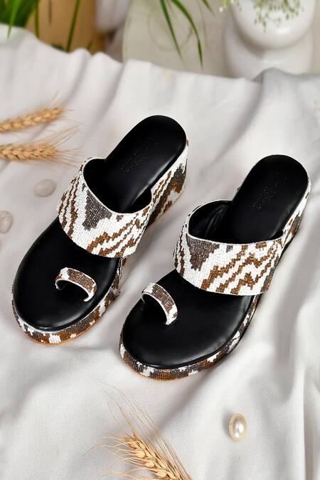 Buy_LA Fiza_White Embroidery Laraib Abstract Wedges