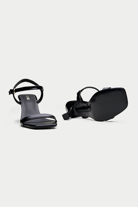 Oroh_Black Aosta Textured Strappy Sandals _at_Aza_Fashions