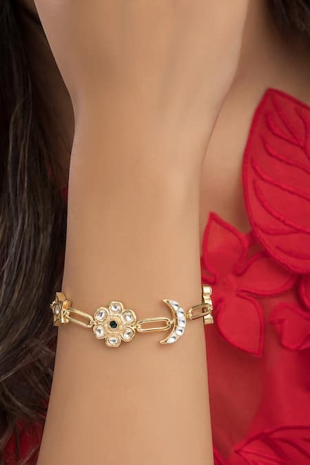 Vasundhara Mahira Floral Shaped Bracelet 