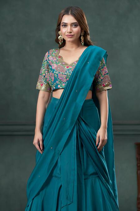 Hirika & Dhruti Green Cotton, Silk, Organza Sequins, Tikki Thread Pre-draped Saree Set at Aza Fashions Hirika & Dhruti_Green Cotton, Silk, Organza Sequins, Tikki Thread Pre-draped Saree Set _at_Aza_Fashions
