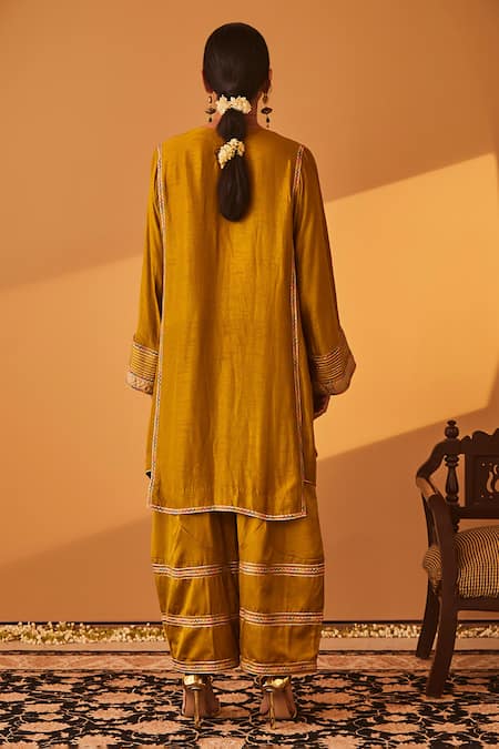 BO Tree Gulzar Flower Butti Embroidered Kurta Set 