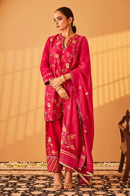 BO Tree_Magenta Chanderi Embroidery, Gota Patti Split V-neck Sadia Threadwork Kurta Set _Online_at_Aza_Fashions