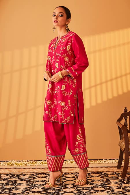 BO Tree_Magenta Chanderi Embroidery, Gota Patti Split V-neck Sadia Threadwork Kurta Set _at_Aza_Fashions