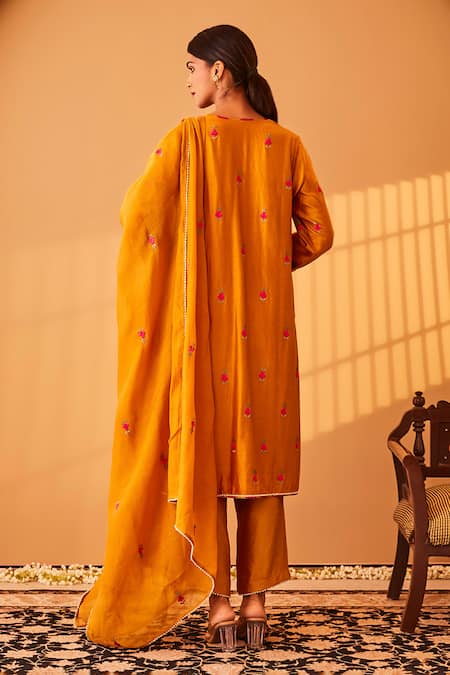 BO Tree Sunehri Flower Embroidered Kurta Set 