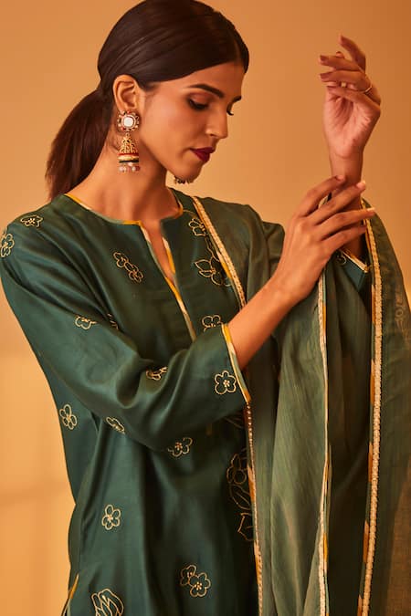 Buy_BO Tree_Green Chanderi Embroidery, Zari Split V-neck Anzoo Kurta Set _Online_at_Aza_Fashions