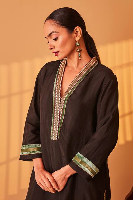 BO Tree_Black Organza, Silk Embroidery, Zari V-neck Naaz E Jahan Zardozi Kurta Set _Online_at_Aza_Fashions
