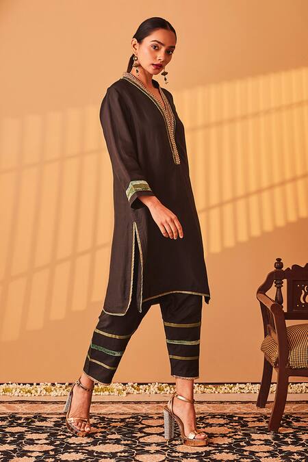 Buy_BO Tree_Black Organza, Silk Embroidery, Zari V-neck Naaz E Jahan Zardozi Kurta Set 