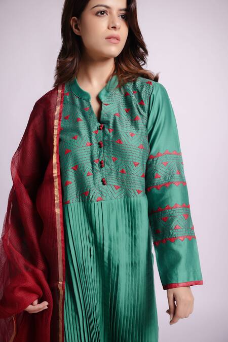 Buy_Bihart_Green Chanderi, Cotton, Tarangini Geometric Thread Embrodiered Kurta And Pant Set _Online_at_Aza_Fashions