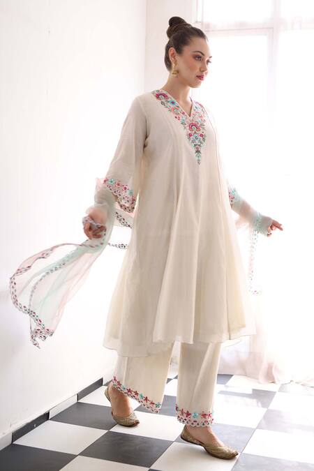 Buy_Ishram Couture_Ivory Silk Organza, Handloom Cotton Embroidery Nirav Floral Kurta Pant Set _Online_at_Aza_Fashions
