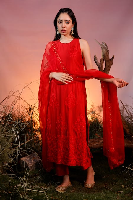 ISHRAM COUTURE Red Handloom Cotton Silk Embroidered Floral Round Ameya Kurta And Pant Set 