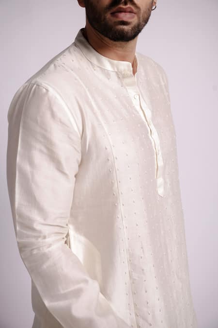 Bihart Anantha Chanderi Aari Embroidered Kurta 